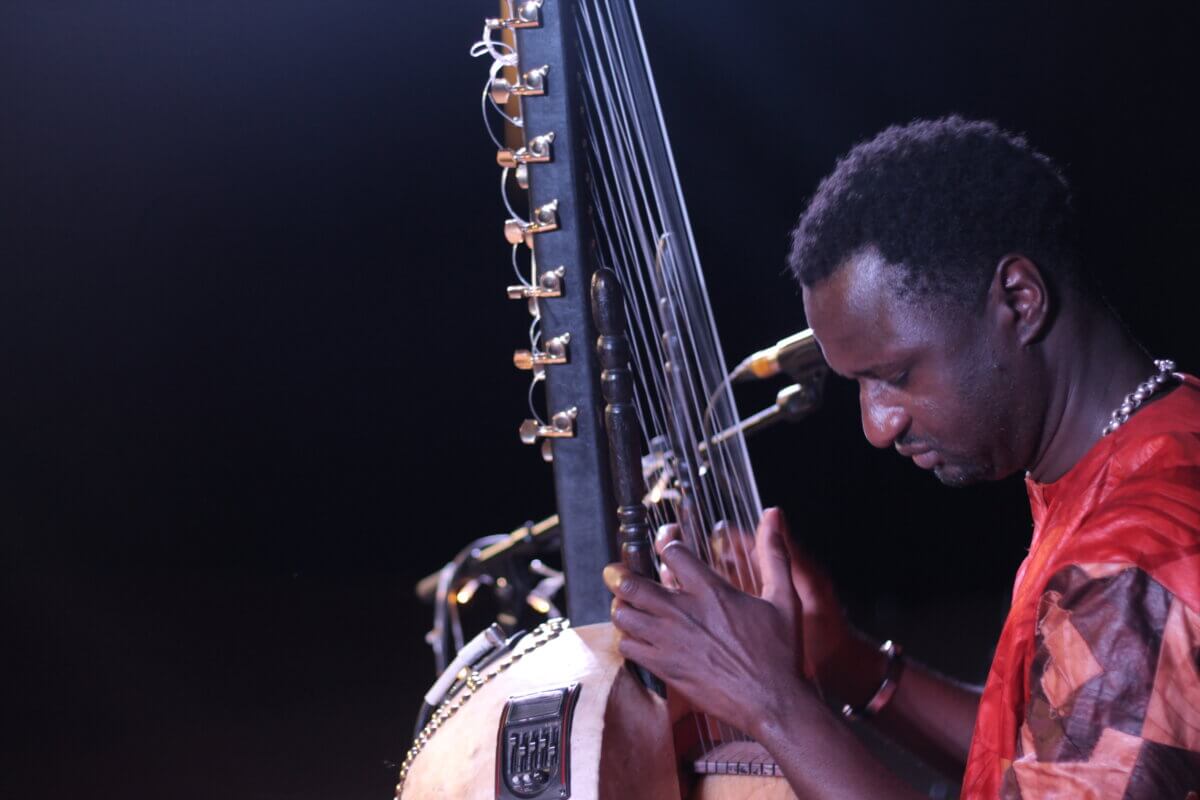 Jali Bakary Konteh playing the kora.